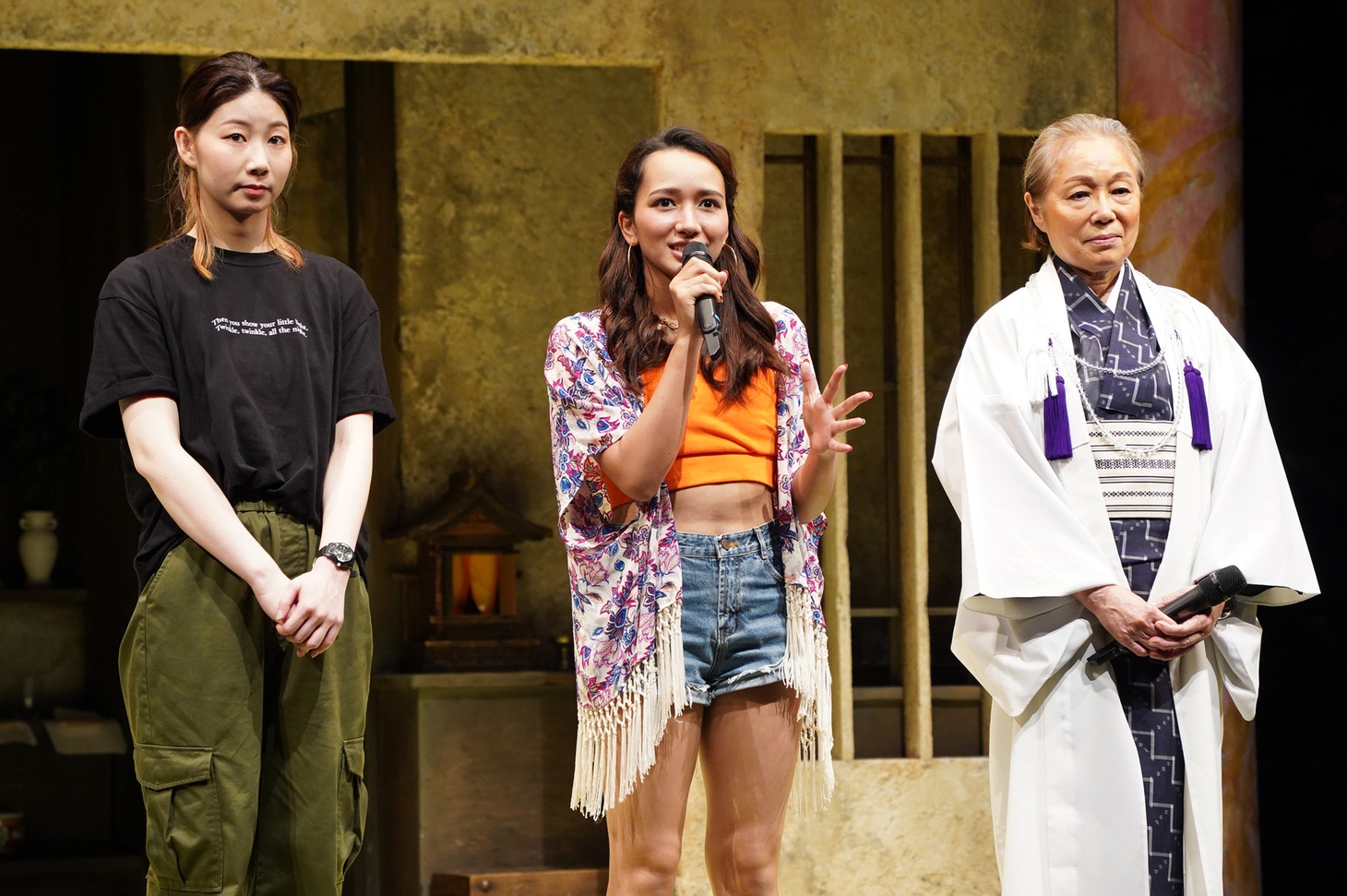 左から土居志央梨、豊原江理佳、増子倭文江。