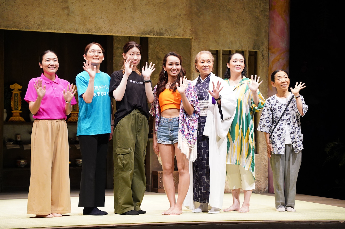 左から深谷美歩、清水直子、土居志央梨、豊原江理佳、増子倭文江、西尾まり、中原三千代。