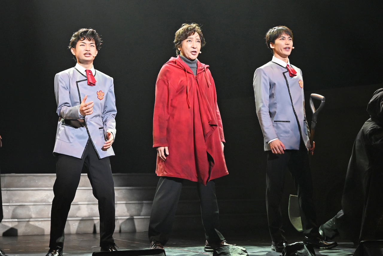 ミュージカル「ダーウィン・ヤング 悪の起源」ゲネプロより、左からダーウィン・ヤング役の渡邉蒼、ラナー・ヤング役の石川禅、レオ・マーシャル役の内海啓貴。