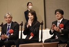 望海風斗からの“告白”に照れる天海祐希（中央）。