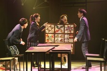 ワンツーワークス #38 シリーズ［家族を見つめる］（1）「R.P.G. ロール・プレーイング・ゲーム」より。（撮影：黒木朋子）