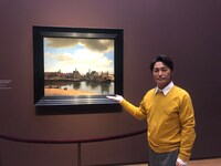 TBS・MBS系「世界ふしぎ発見！」より、安田顕とフェルメールの絵画「デルフトの眺望」。(c)TBS