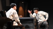 JACROW #33「経済3篇」、「ざくろのような」より。左から狩野和馬、小平伸一郎。(撮影:鈴木淳)