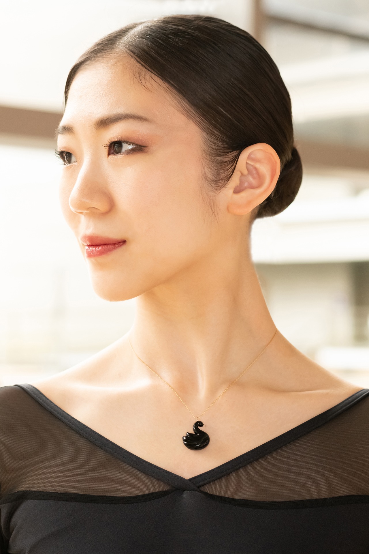 ネックレス ブラックスワンを着用する柴山紗帆。