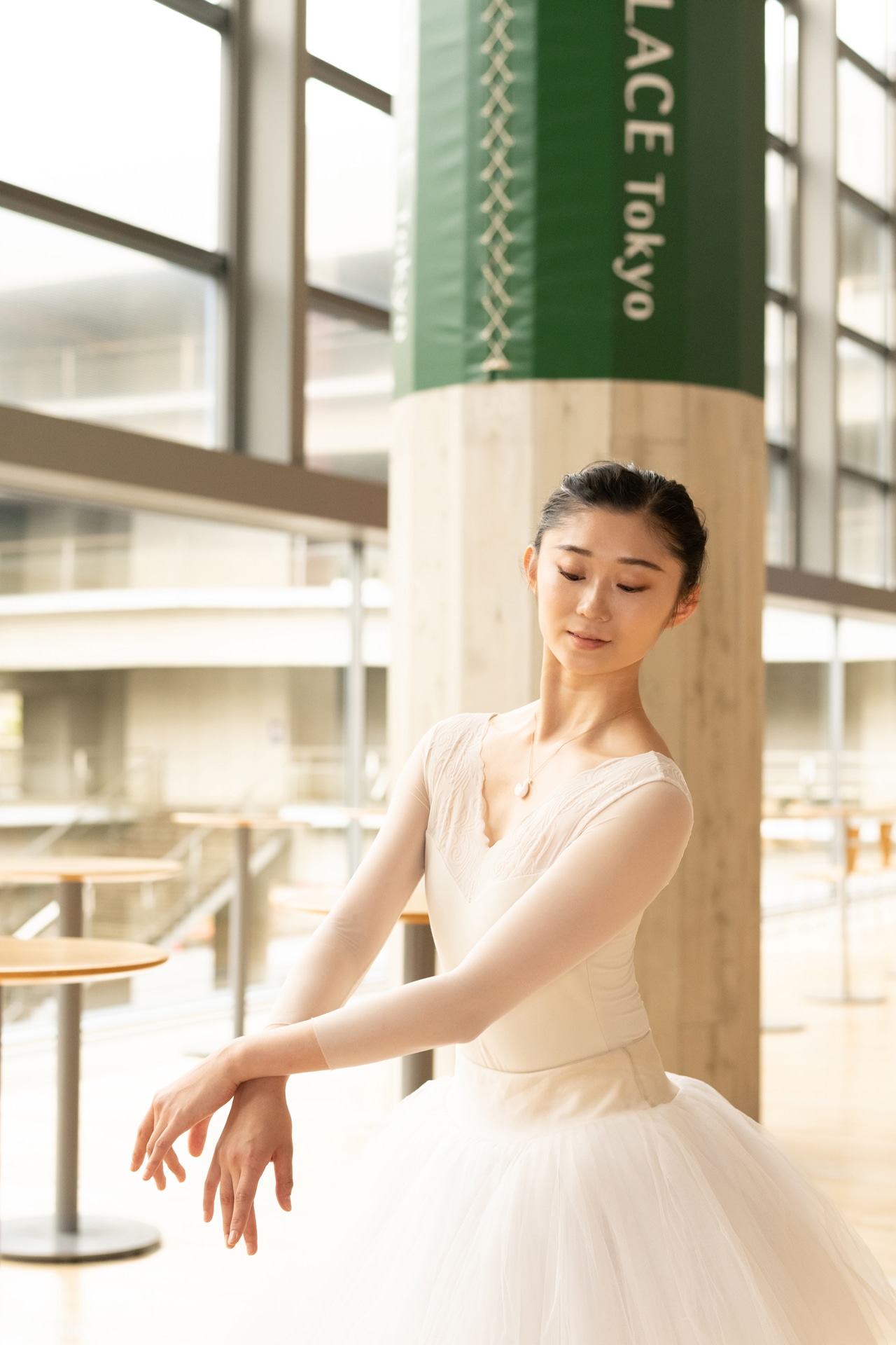 ネックレス ホワイトスワンを着用する木村優里。