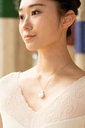 ネックレス ホワイトスワンを着用する木村優里。