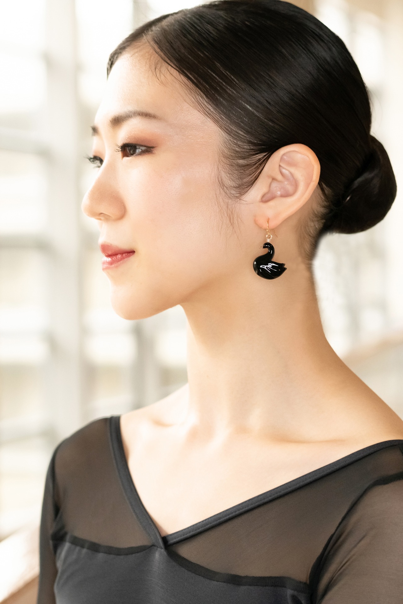 ピアス ブラックスワンを着用する柴山紗帆。