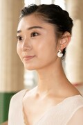 イヤリング ホワイトスワンを着用する木村優里。