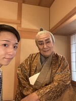 ようやく登場！ 土佐将監に扮した歌六、優しくニッコリ。ひょっこりと可愛く顔を出す息子・米吉との、心温まる2ショット。