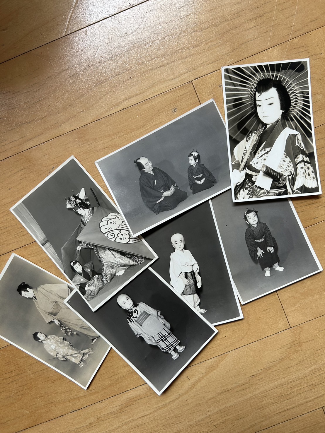 可愛らしくも貴重すぎる、“四代目”米吉の写真の数々。祖父・三世中村時蔵、大叔父・十七世中村勘三郎との扮装姿での2ショットや、小さな弁天小僧の姿も！