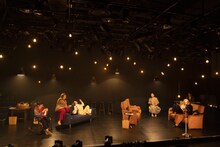 趣向「パンとバラで退屈を飾って、わたしが明日も生きることを耐える。」より。（撮影：牧野智晃）