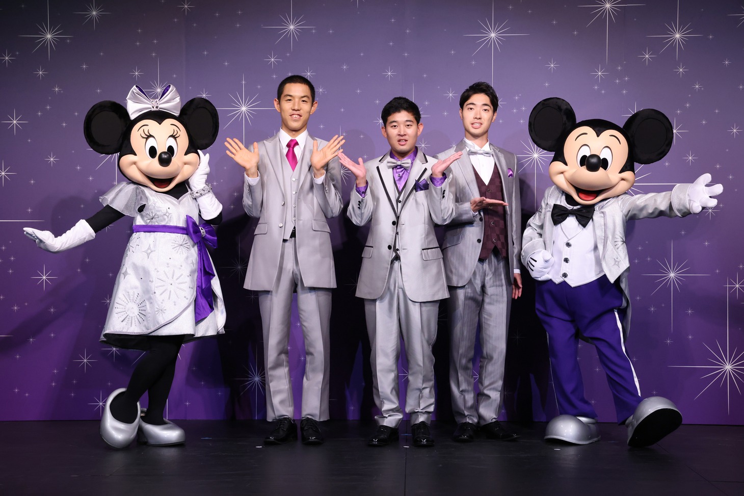 「ディズニー・オン・アイス 100 Years of Wonder」記者発表会より、左からミニーマウス、都築拓紀、後藤拓実、石橋遼大、ミッキーマウス。