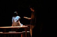 ピンク・リバティ 新作公演「点滅する女」より。（撮影：中島花子）