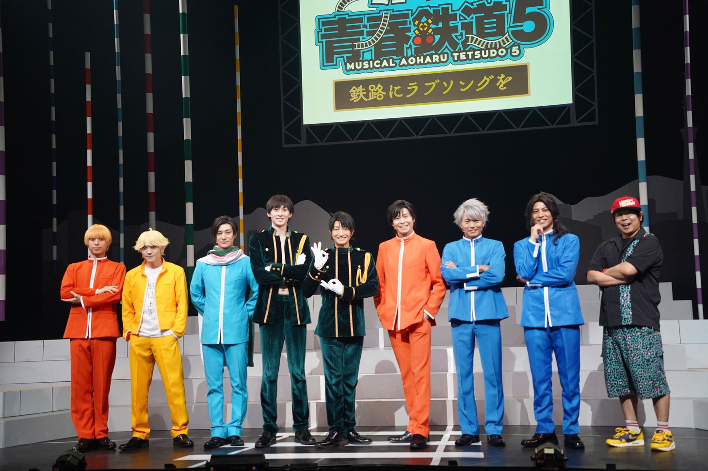 左から皆木一舞、伊崎龍次郎、高崎翔太、田中涼星、永山たかし、鯨井康介、橋本汰斗、牧田哲也、川尻恵太。