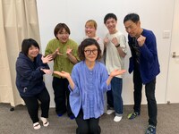 「絆されて」リーディング出演者と高井浩子（中央）