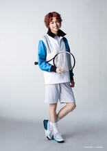 横山賀三扮する芥川慈郎。