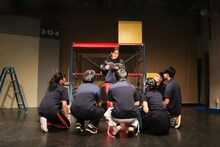 かるがも団地5周年企画 第1弾 第7回本公演「M.O.S.ヤングタウン」より。（撮影：古戸森陽）