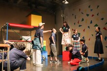 かるがも団地5周年企画 第1弾 第7回本公演「M.O.S.ヤングタウン」より。（撮影：古戸森陽）