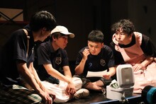 かるがも団地5周年企画 第1弾 第7回本公演「M.O.S.ヤングタウン」より。（撮影：古戸森陽）