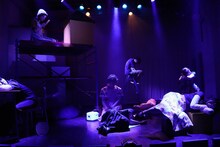 かるがも団地5周年企画 第1弾 第7回本公演「M.O.S.ヤングタウン」より。（撮影：古戸森陽）