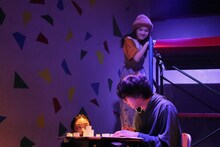 かるがも団地5周年企画 第1弾 第7回本公演「M.O.S.ヤングタウン」より。（撮影：古戸森陽）