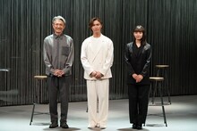 左から升毅、橋本良亮、浅川梨奈。（撮影：岩田えり）