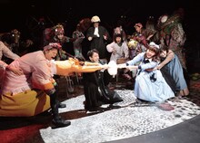 NODA・MAP 第26回公演「兎、波を走る」より。（撮影：篠山紀信）