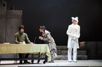 舞台「キノの旅II -the Beautiful World-」より。（撮影：サギサカユウマ）