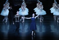 新国立劇場バレエ団「白鳥の湖」カーテンコールより、プリンシパル昇格が決定した速水渉悟（中央左）と柴山紗帆（中央右）。（撮影：長谷川清徳）