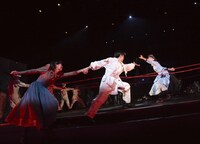 NODA・MAP 第26回公演「兎、波を走る」より。（撮影：篠山紀信）