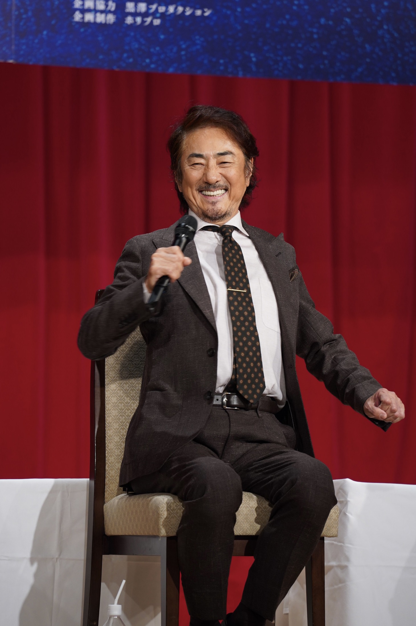 だじゃれを言って照れる市村正親。