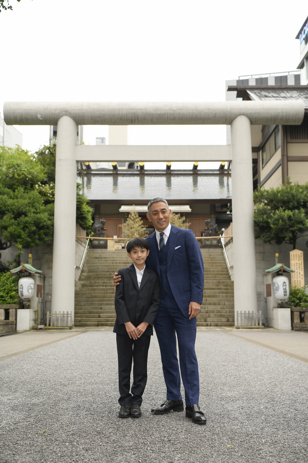 左から市川新之助、市川團十郎。