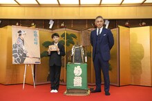 左から市川新之助、市川團十郎。