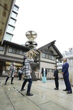 “め組”が纏を振る様子を見つめる市川團十郎（右手前）と市川新之助（右手奥）。