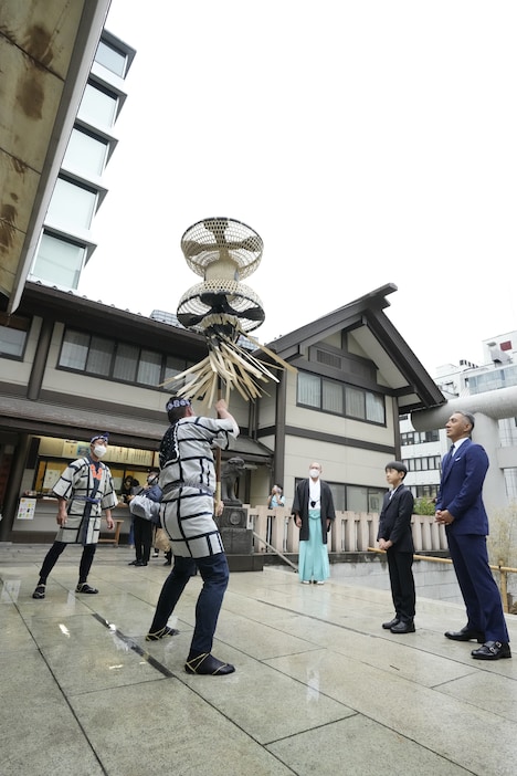 “め組”が纏を振る様子を見つめる市川團十郎（右手前）と市川新之助（右手奥）。