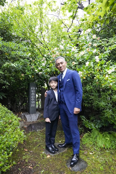 左から市川新之助、市川團十郎。