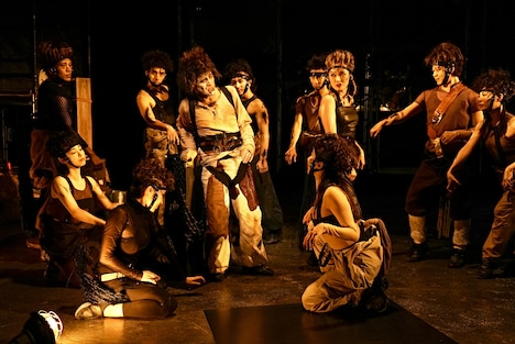 音楽劇「ある馬の物語」より。(撮影:細野晋司)