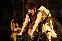 音楽劇「ある馬の物語」より。（撮影：細野晋司）