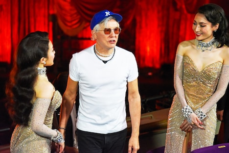 「ムーラン・ルージュ!ザ・ミュージカル」会見より、左から平原綾香、バズ・ラーマン、望海風斗。