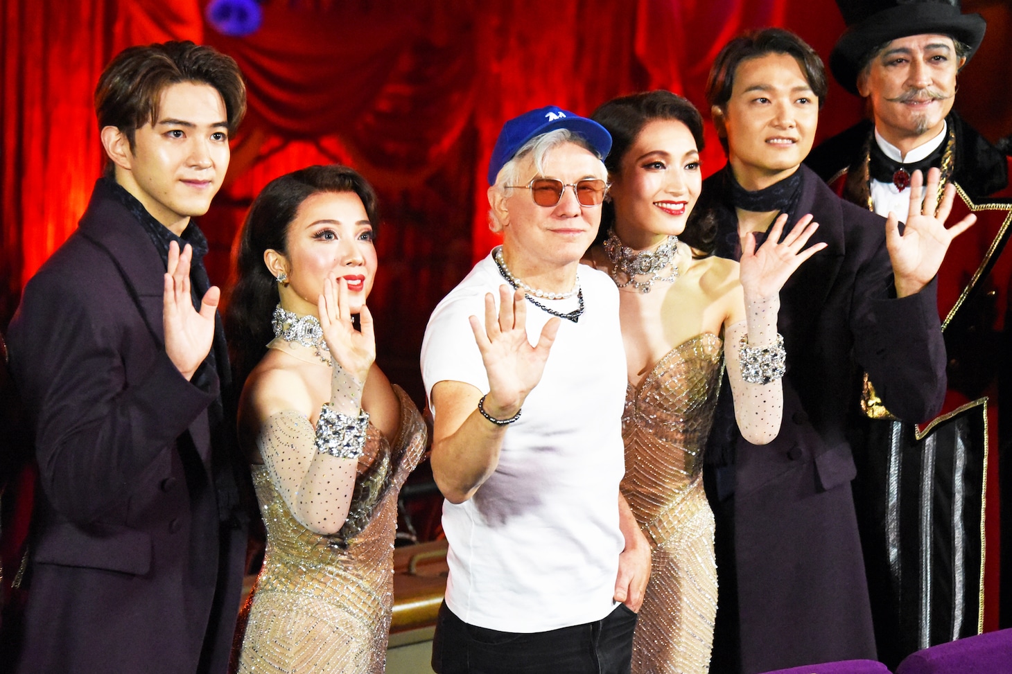 「ムーラン・ルージュ！ザ・ミュージカル」会見より、左から甲斐翔真、平原綾香、バズ・ラーマン、望海風斗、井上芳雄、橋本さとし。