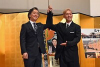 「何かポーズをしてください」という声に応え、中村七之助（左）の腕を持ち上げた中村勘九郎（右）。七之助は「（私は）何に勝ったの（笑）」とツッコミを入れた。