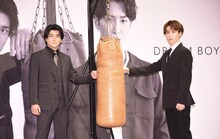「DREAM BOYS」はボクシングを題材にした舞台。作品テーマにちなみ、サンドバックに拳を当てる森本慎太郎（左）、渡辺翔太（右）。