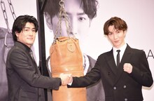 互いの拳を合わせる森本慎太郎（左）、渡辺翔太（右）。