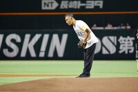 セレモニアルピッチを務める市川團十郎。(c)博多座