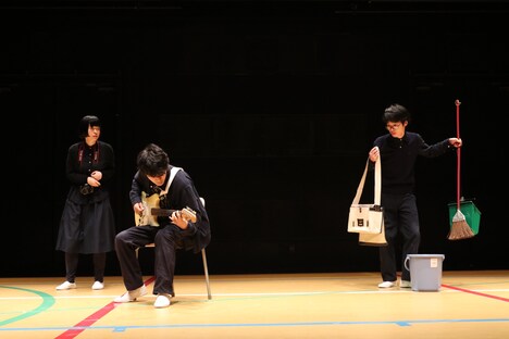 アンカル vol.2「昼下がりの思春期たちは漂う狼のようだ」より。(撮影:金子裕美)