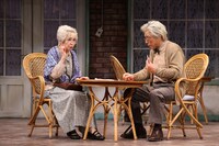 加藤健一事務所 vol.115「ジン・ゲーム」より。（撮影：石川純）