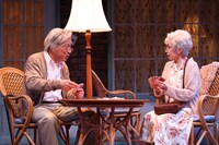 加藤健一事務所 vol.115「ジン・ゲーム」より。（撮影：石川純）