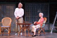 加藤健一事務所 vol.115「ジン・ゲーム」より。（撮影：石川純）