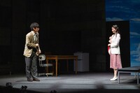 劇団チョコレートケーキ「ブラウン管より愛をこめて -宇宙人と異邦人-」より。（撮影：池村隆司）