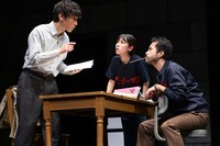 劇団チョコレートケーキ「ブラウン管より愛をこめて -宇宙人と異邦人-」より。（撮影：池村隆司）